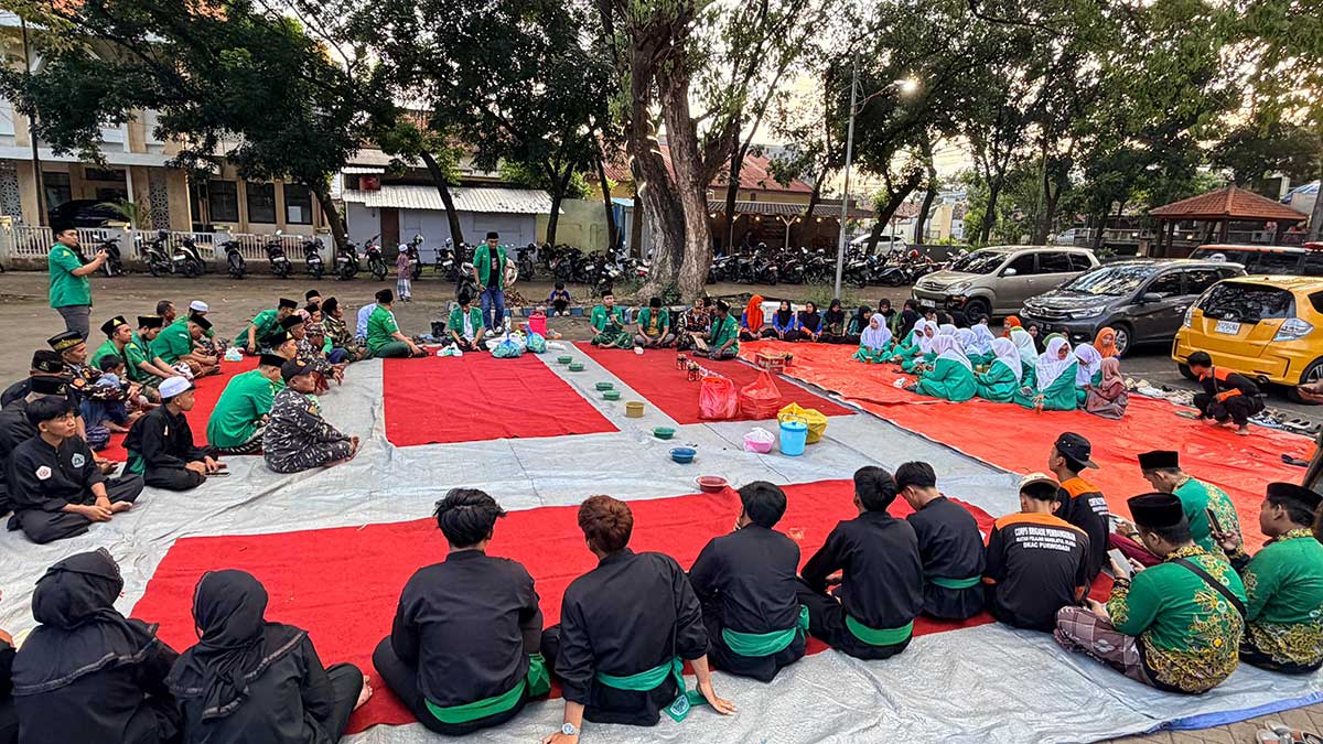 Aksi berbagi takjil di depan Kantor Kecamatan Kejayan, Kabupaten Pasuruan. 