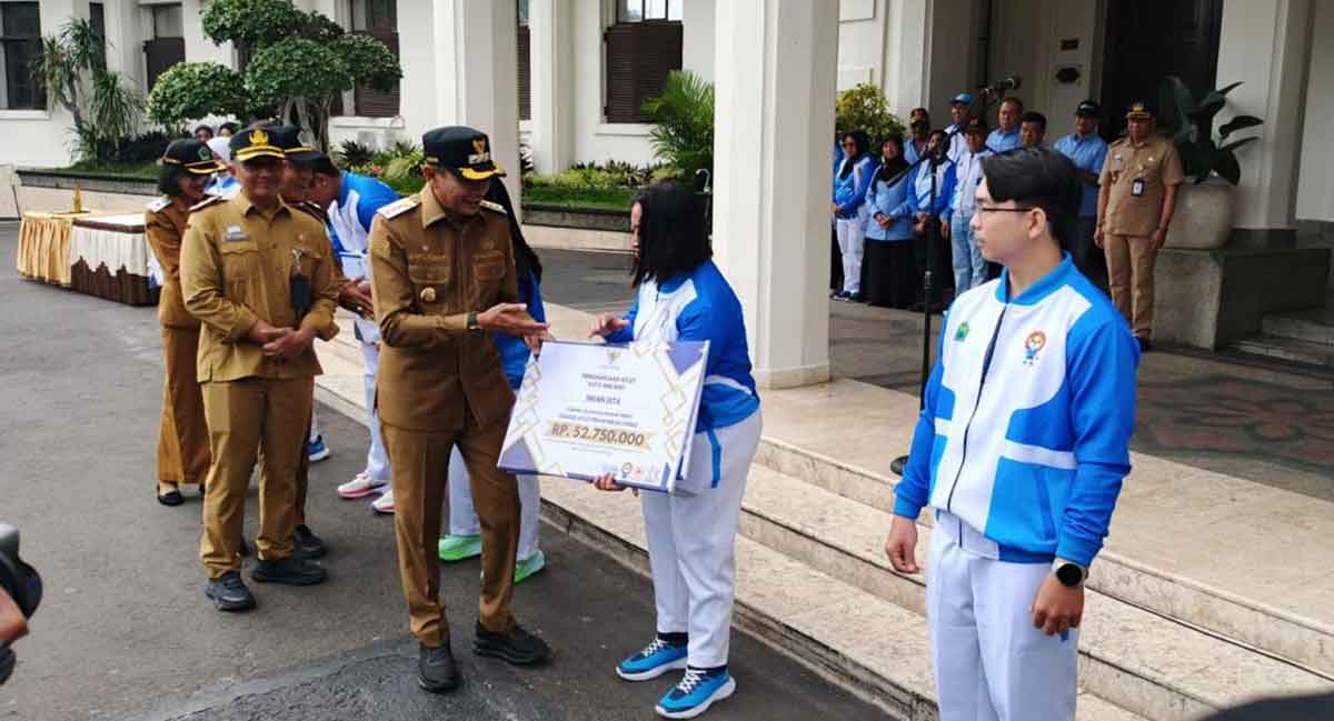 Wali Kota Malang saat menyerahkan bonus kepada atlet berprestasi di Porprov IX Jatim 2025.