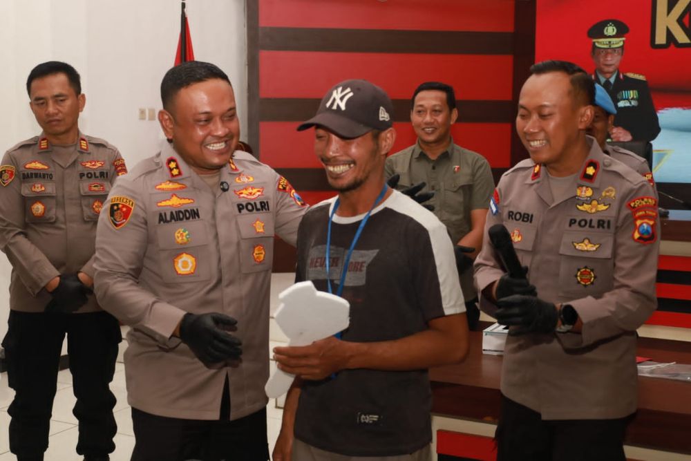 Kapolres Tuban, AKBP Alaiddin saat menyerahkan motor kepada korban curanmor