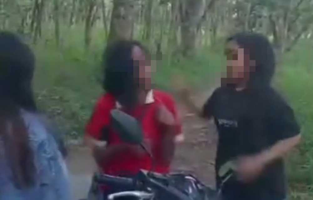 Tangkapan layar aksi perundungan yang terjadi di Alas Maliran Ponggok Kabupaten Blitar.