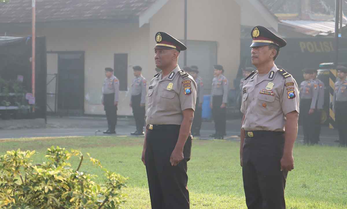 2 personel Polres Mojokerto Kota yang naik pangkat.