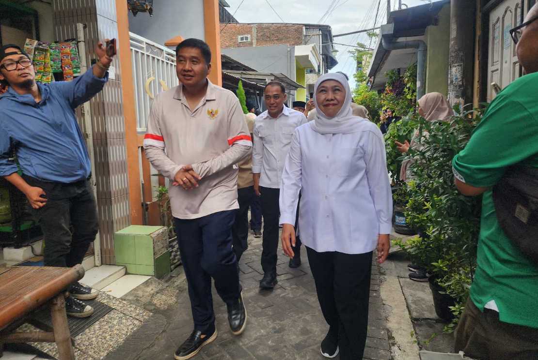 Menteri PKP Maruarar Sirait didampingi Gubernur Jawa Timur Khofifah Indar Parawansa saat melakukan peninjauan
