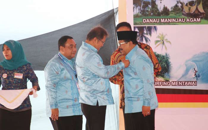 Penyematan Pin Emas oleh Menteri Informatika dan Informasi Rudiantara Kepada Gubernur Jawa Timur Dr. H Soekarwo di Acara Puncak Peringatan Hari Pers Nasional (HPN) di Padang Sumatera Barat.