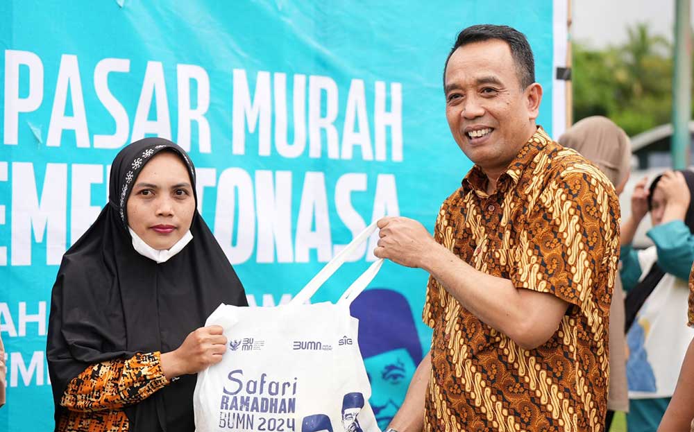 Direktur Utama PT Semen Tonasa, Asruddin (kanan) menyerahkan sembako murah kepada warga pada kegiatan Safari Ramadan BUMN 2024 di Lapangan Sepak Bola Tonasa 2, Kabupaten Pangkep, Sulawesi Selatan. Foto: Ist.