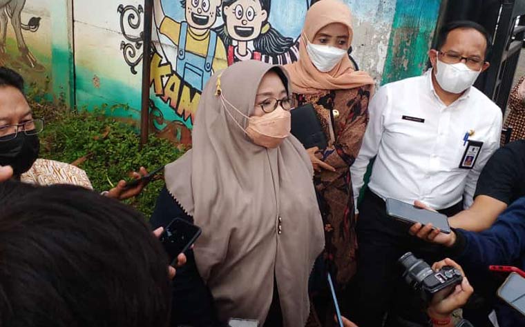 Hikmah Bafaqih, Wakil Ketua Komisi E DPRD saat diwawancarai awak media.