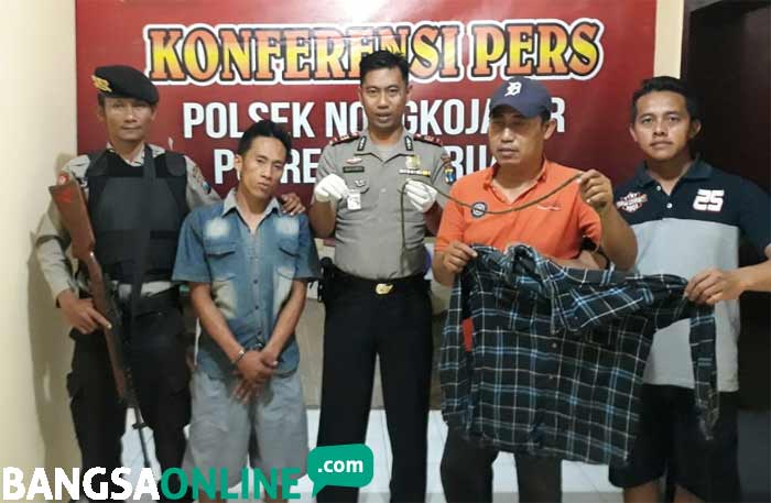 Tersangka (dua dari kiri) saat diamankan.