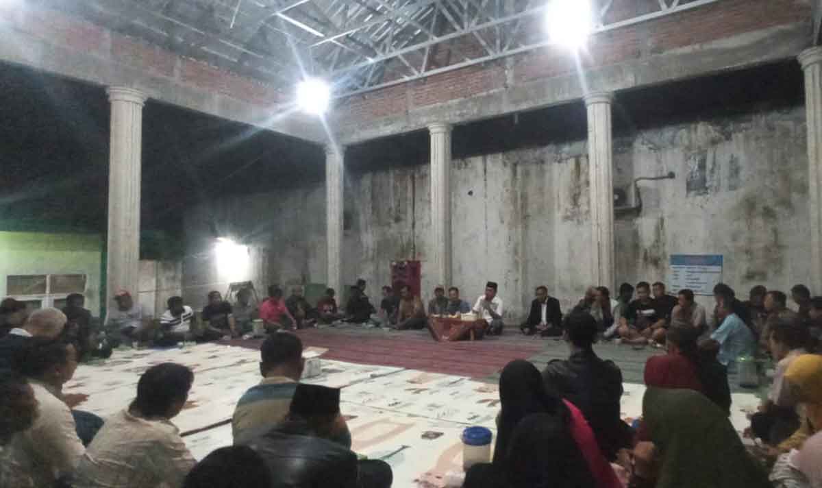 Suasana pertemuan di Balai Desa Gempol, Kabupaten Pasuruan.