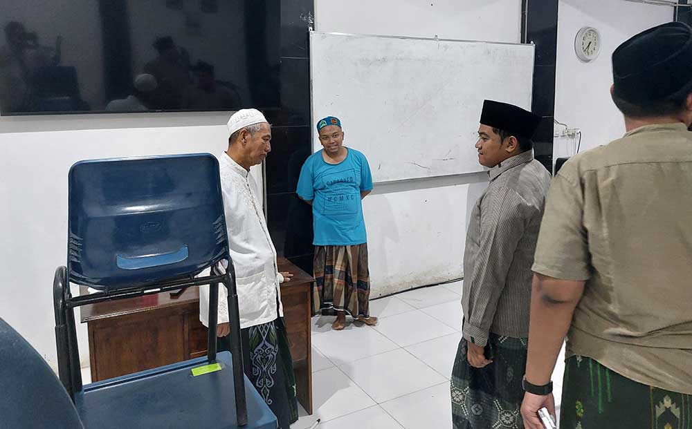 M Syahrul Munir (dua dari kanan) saat berkunjung ke SMP Islam Syifaul Qulub. Foto: SYUHUD/ BANGSAONLINE