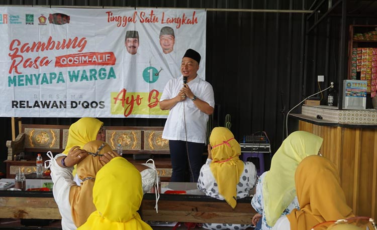 Cawabup Asluchul Alif saat paparkan program Kartu UMKM Bangkit di Kafe Majapahit Bungah. foto: ist.