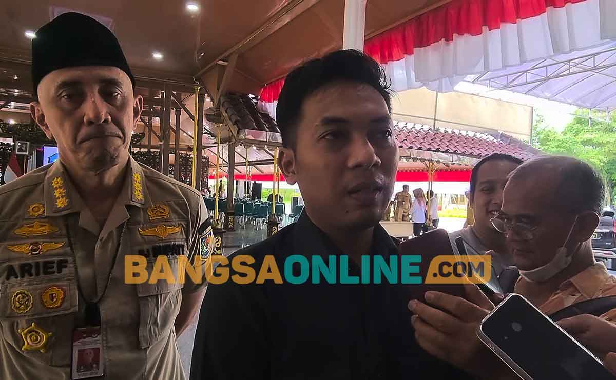 Ketua DPRD Bangkalan saat memberi keterangan ke awak media. Foto: AHMAD FAUZI/BANGSAONLINE