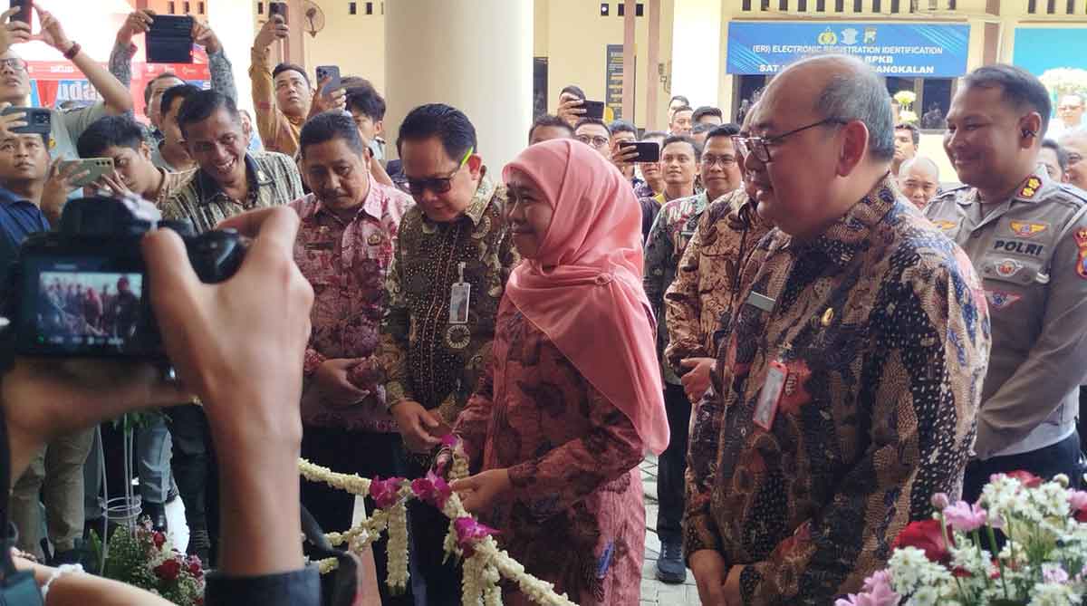 Gubernur Khofifah saat peresmian Samsat Bangkalan.