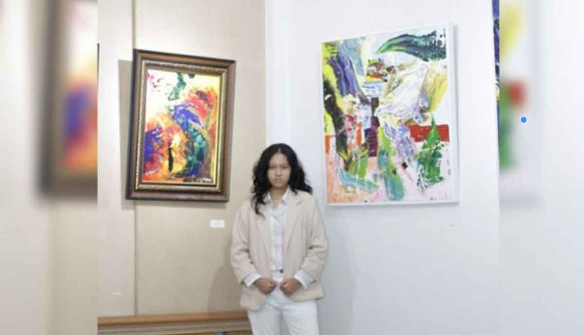 Nadira Zahra bersama lukisannya.