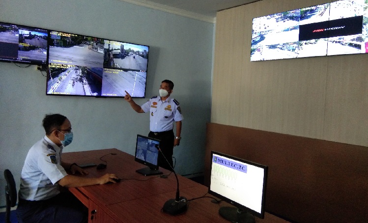 Sujito saat menunjukan beberapa lokasi jalan yang terpantau CCTV Dishub Nganjuk. foto: BAMBANG/ BANGSAONLINE