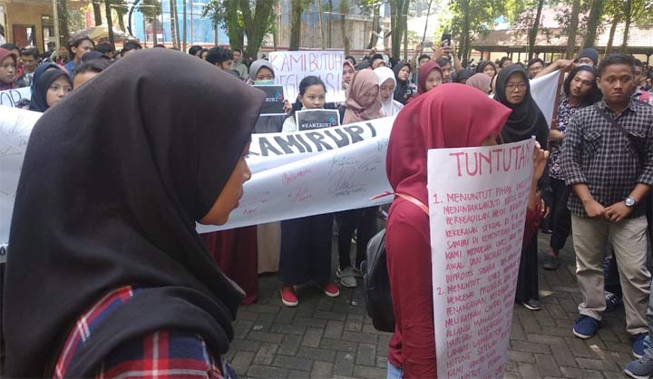 Aksi mahasiswa Unej saat demo menuntut tindak lanjut kasus pelecehan seksual yang dialami rekannya.