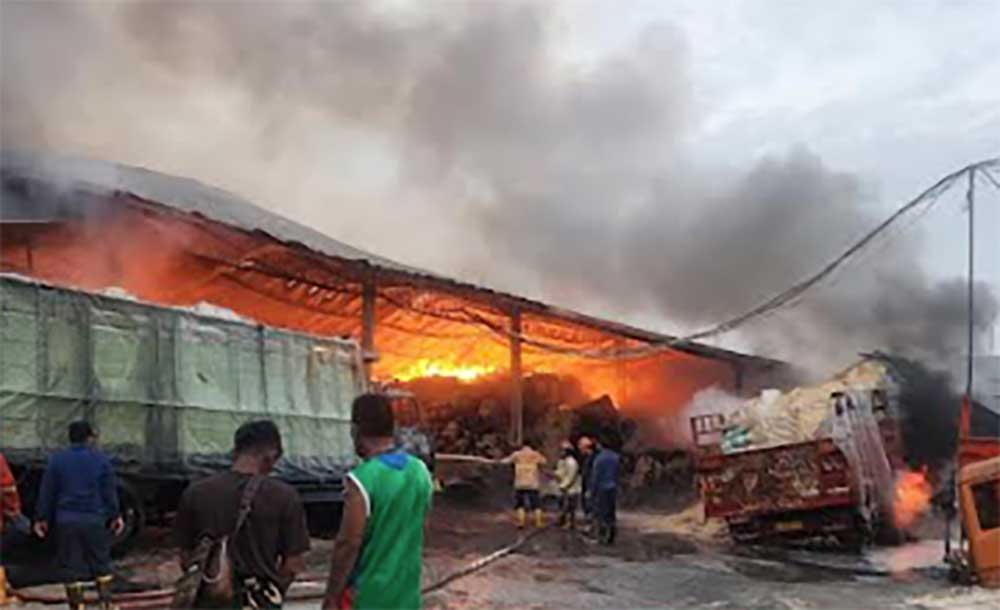 Kebakaran hebat yang menghanguskan gudang di Taman, Sidoarjo.