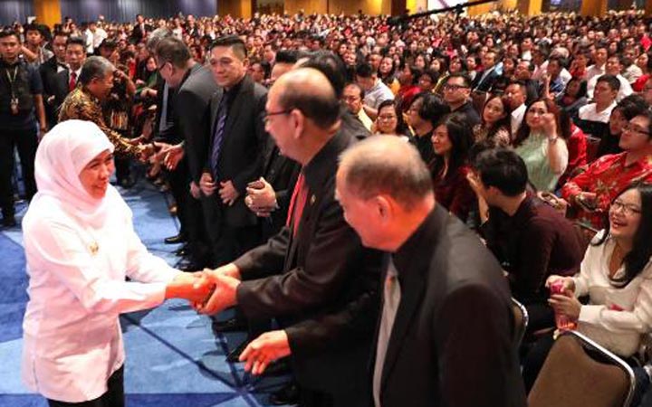 Gubernur Jawa Timur Khofifah Indar Parawansa saat mengunjungi salah satu gereja menjelang perayaan Natail di Surabaya tadi malam, Selasa (24/12/2019). foto: istimewa/ bangsaonline.com