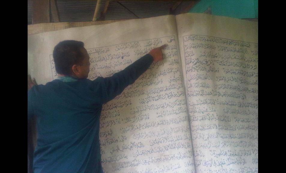 Alquran raksasa yang mengemparkan warga Desa Glagah Harum. foto: Nanang Ichwan/BangsaOnline