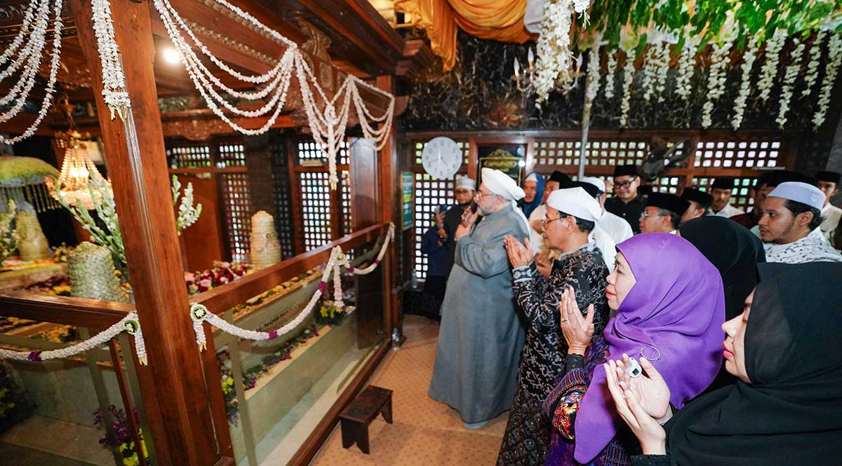 Gubernur Khofifah saat mendampingi Sheikh Afeefuddin di Ponpes Genggong, Probolinggo.