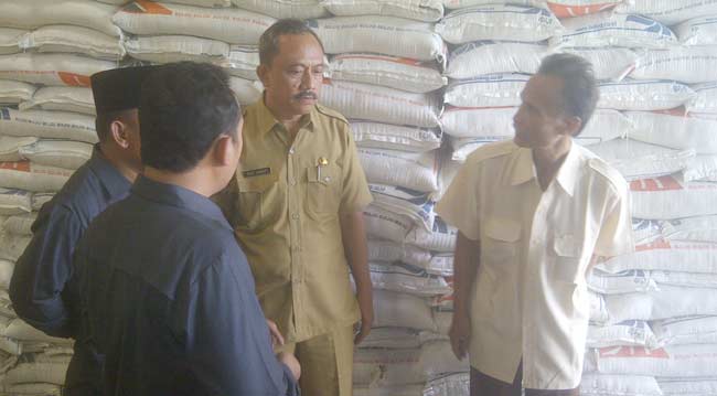 Komisi I DPRD Sumenep saat sidak di gudang Bulog. foto: rahmatullah/ BANGSAONLINE
