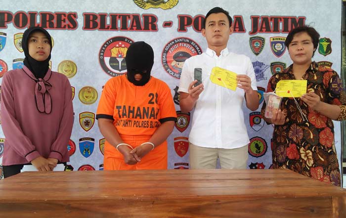 HPL, ibu korban saat pres rilis di Mapolres Blitar.