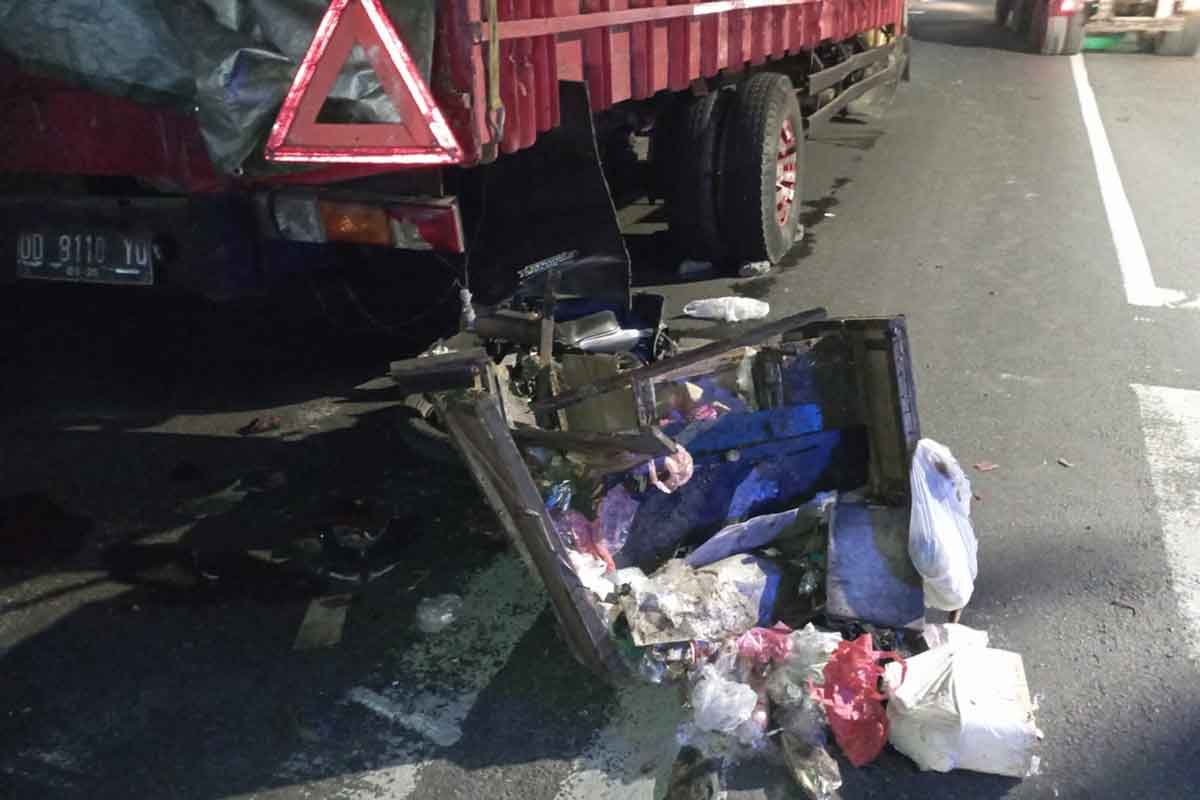 Kondisi motor milik korban usai menabrak bodi truk bagian belakang di Jalan Raya Mastrip, Karangpilang, Surabaya, Jumat (16/6/2023).