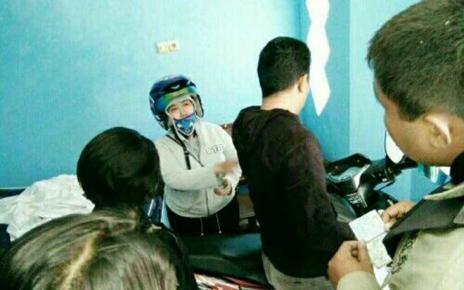 Salah satu pasangan mesum saat diperiksa identitasnya oleh petugas.