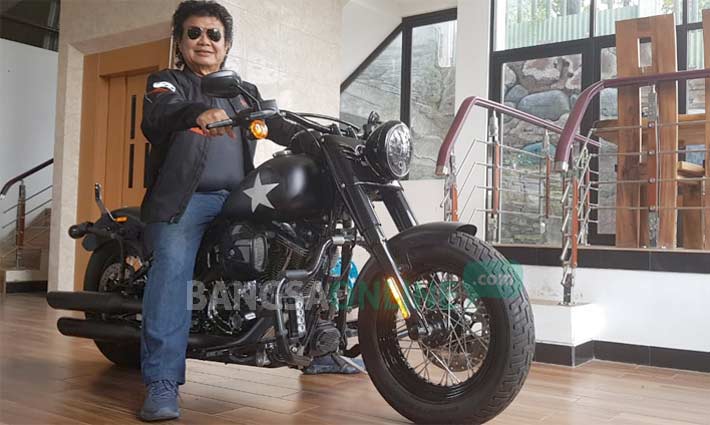 Djaja Laksana bersama moge Harley Davidson miliknya.