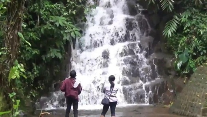 Wisata Air Terjun Irenggolo di Kecamatan Mojo Kabupaten Kediri yang mulai ramai pengunjung setelah diuji coba pembukaan, Sabtu (10/4) kemarin. foto: ist.