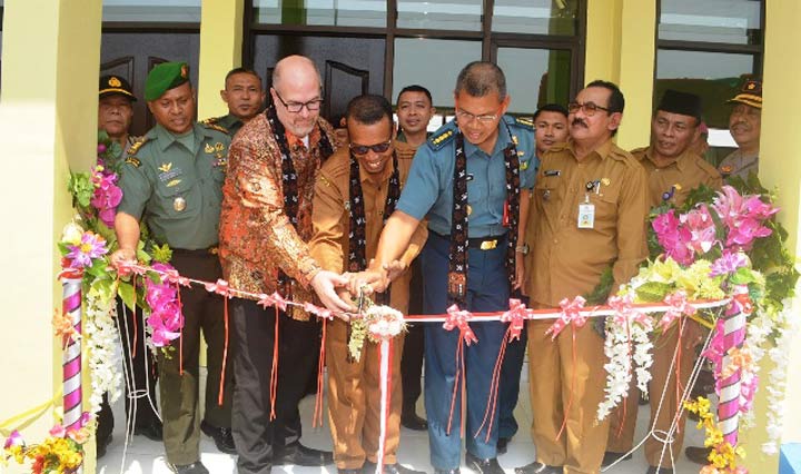 Konjen AS di Surabaya, Mark Mc Govern bersama Perwakilan dari Komando Armada Daerah II Kolonel Laut Eka Prabawa saat meresmikan SDN Duduksampeyan. foto: SYUHUD/ BANGSAONLINE