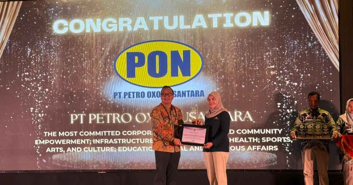 Wakil Bupati Gresik Asluchul Alif menyerahkan penghargaan kepada perwakilan PT PON. Foto: Ist