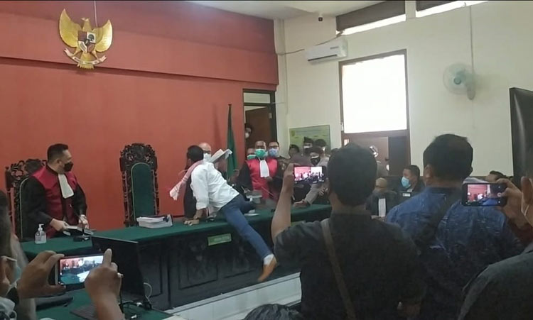 Sidang vonis M. Yunus Wahyudi terdakwa kasus informasi hoaks terkait Covid-19 di Pengadilan Negeri Banyuwangi berlangsung ricuh, Kamis (19/8/2021). (foto: ist)