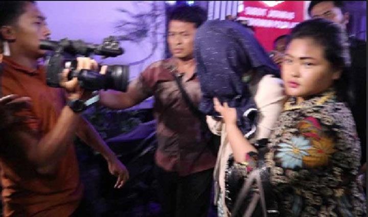 Perempuan diduga artis yang digerebek Polda Jatim saat berhubungan badan dalam kasus prostitusi online.