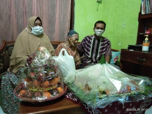 Eyang Kamtin (tengah), warga Dusun Gendong (perbatasan Kota Surabaya dan Kabupaten Gresik) merupakan survivor Covid-19 tertua di Indonesia. Ia sembuh dari covid-19. foto: ist/ bangsaonline.com