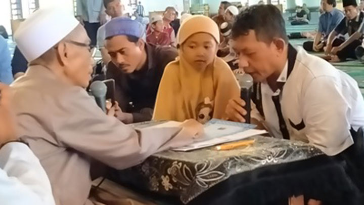 Ir. Nicolas Tamongsang mengeja dua kalimat syahadat yang dituntun oleh KH Abdul Hamid, imam Masjid Al-Akbar Surabaya (MAS), Jumat (23/1/2020). foto: MA/ bangsaonline.com