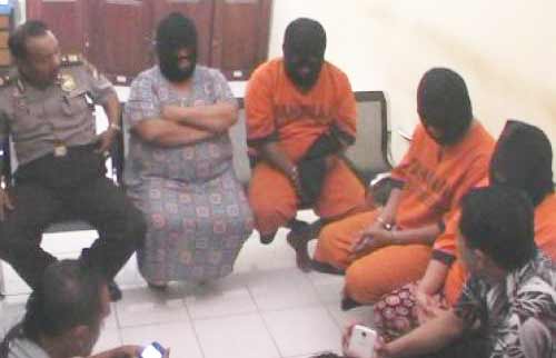 Pasangan suami istri dan tersangka lain yang ditangkap tim Reserse Polres Malang Kota. foto: beritajatim