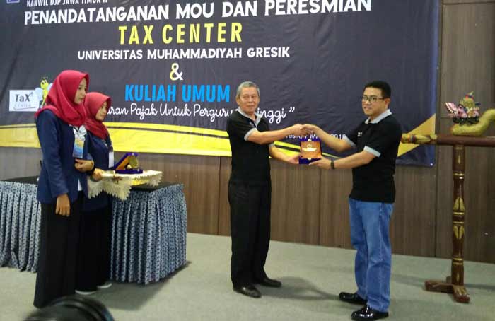 Rektor UMG saat peresmian tax center. foto: SYUHUD/ BANGSAONLINE