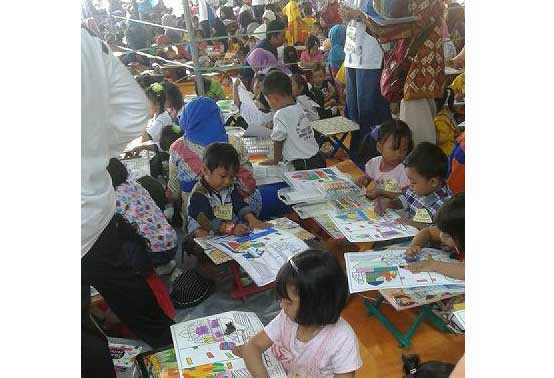 Anak-anak TK se-Kabupaten Gresik ketika ikuti lomba mewarnai di SD Irada. (syuhud/BANGSAONLINE)