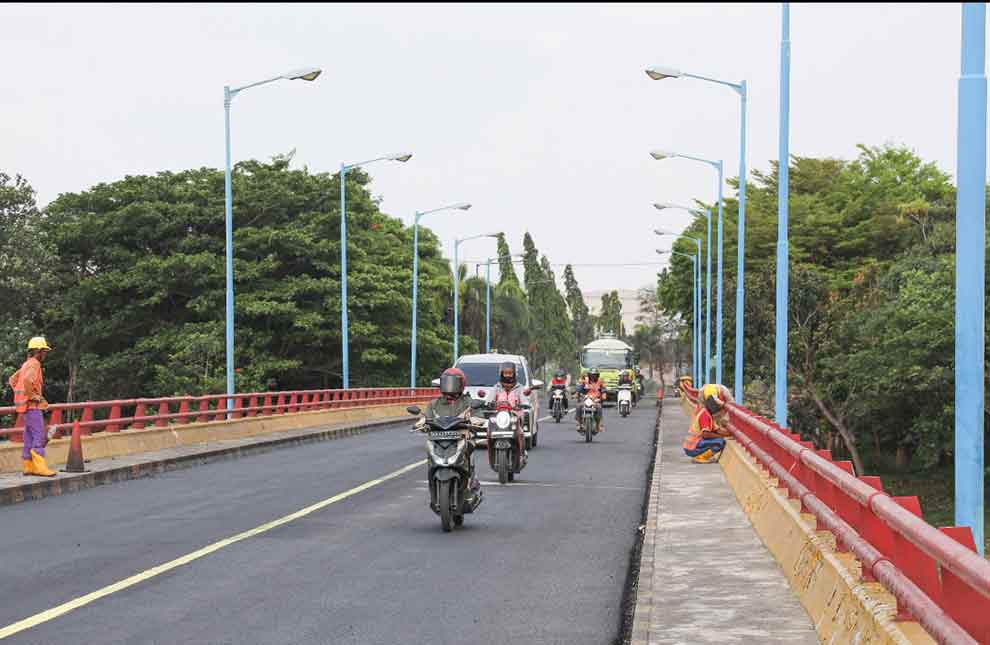 Mobil dan sepeda motor mulai melintas di Jembatan Semampir. (Ist)