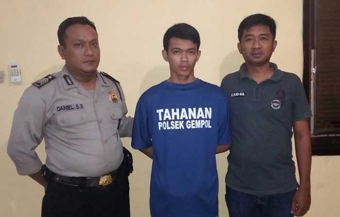 Tersangka pencuri motor diamankan di Mapolsek Gempol.