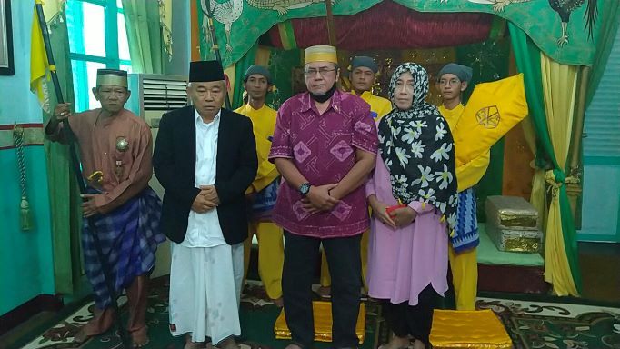 (Prof Dr KH Asep Saifuddin Chalim, MA (jas hitam) saat berkunjung ke Raja Menpawah Pangeran Ratu Mulawangsa Dr Ir Mardan Adijaya Kesuma Ibrahim dan Ratu Kenanga Dr dr Arini Mariam, MSc di Istana Amantubillah, Menpawah, Kalimantan Barat, Senin (19/9/2022). Foto: bangsaonline.com)