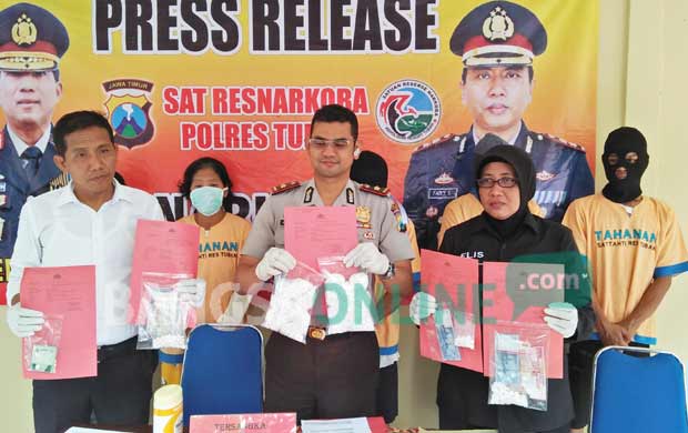 Wakapolres Kompol Arief Kristanto menunjukkan barang bukti berupa pil karnopen. foto: GUNAWAN/ BANGSAONLINE