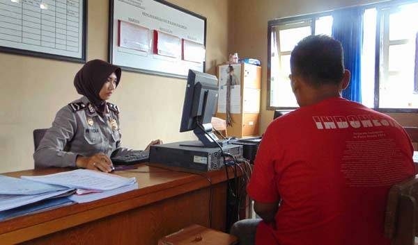 Dimas, saat diperiksa Unit Narkoba Polres Blitar Kota, kemarin. foto: tri susanto/ BANGSAONLINE