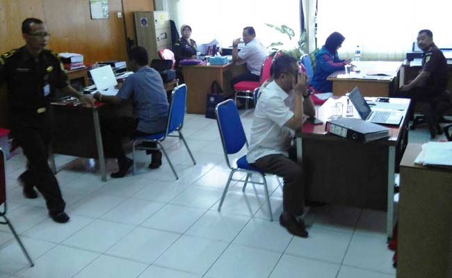 Pemeriksaan 10 orang pejabat internal PDAM Delta Tirta oleh tim penyidik Kejari Sidoarjo. foto: BANGSAONLINE