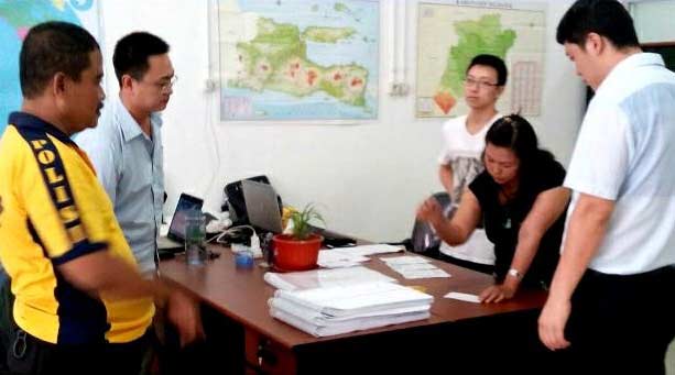 Sejumlah WNA asal RRC diperiksa dokumen keimigrasian oleh petugas Polsekta Nganjuk. foto: soewandito/ BANGSAONLINE
