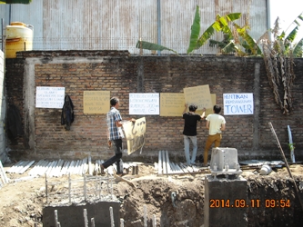 ?

Warga melakukan aksi tempel poster di area pembangunan tower.Foto:

Nanang/BANGSAONLINE
