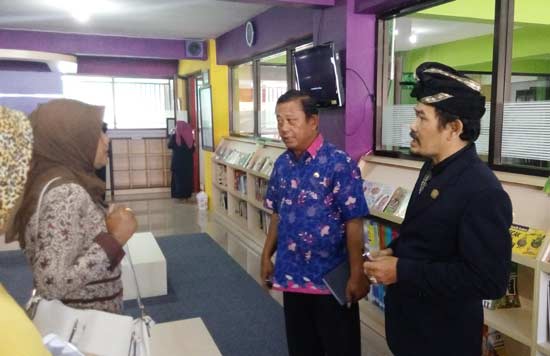 Kasi Pembinaan Perpustakaan Jatim, Purba, ketika mengunjungi Perpustakaan SMANUSA. (foto: syuhud/BANGSAONLINE)