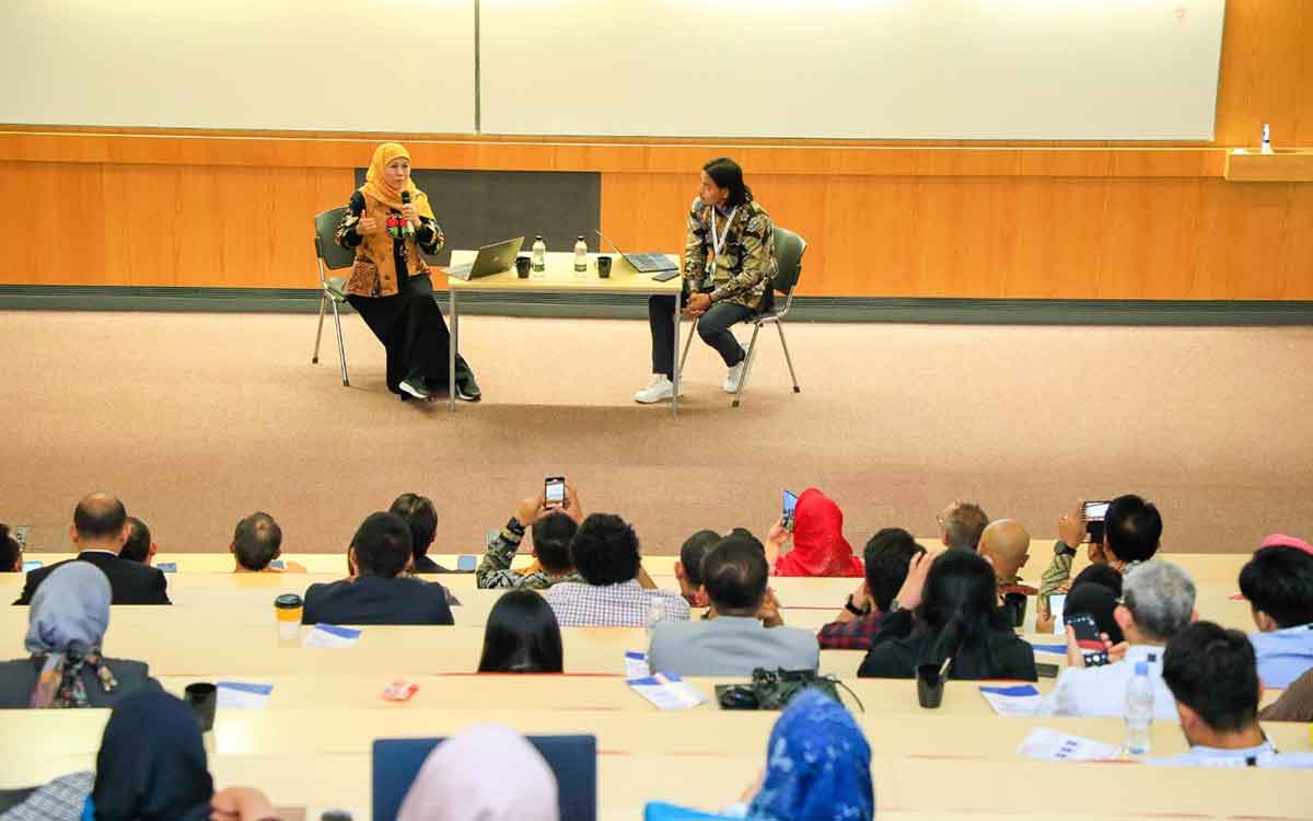Gubernur Khofifah saat memberi kuliah umum dalam agenda bertajuk 
