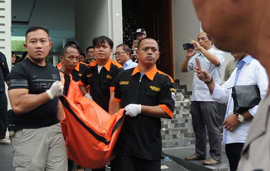Polisi mengevakuasi enam jasad korban meninggal dunia akibat penyekapan di perumahan elit Pulomas Utara, Kayuputih, Pulogadung, Jakarta Timur.