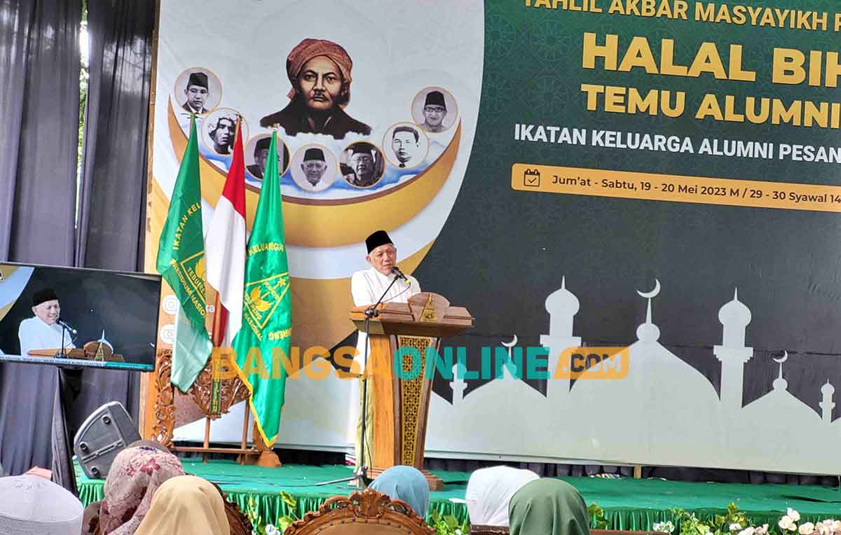 KH Abdul Hakim Mahfudz (Gus Kikin) saat menyampaikan sambutan pada acara Halal Bihalal dan Temu Alumni Nasional Ikatan Alumni Pesantren Tebuireng (IKAPETE) di Pesantren Tebuireng Jombang, Jawa Timur, Sabtu (20/5/2023). Foto: M Mas