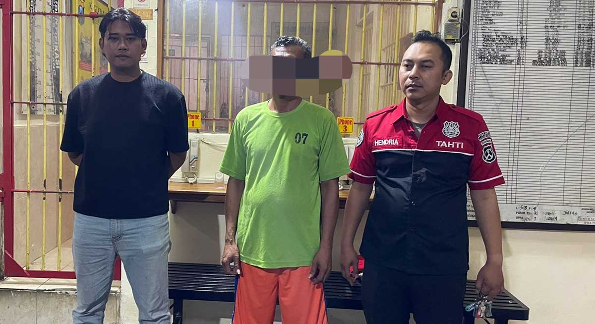 Pelaku (tengah) saat berada di Mapolres Jombang.